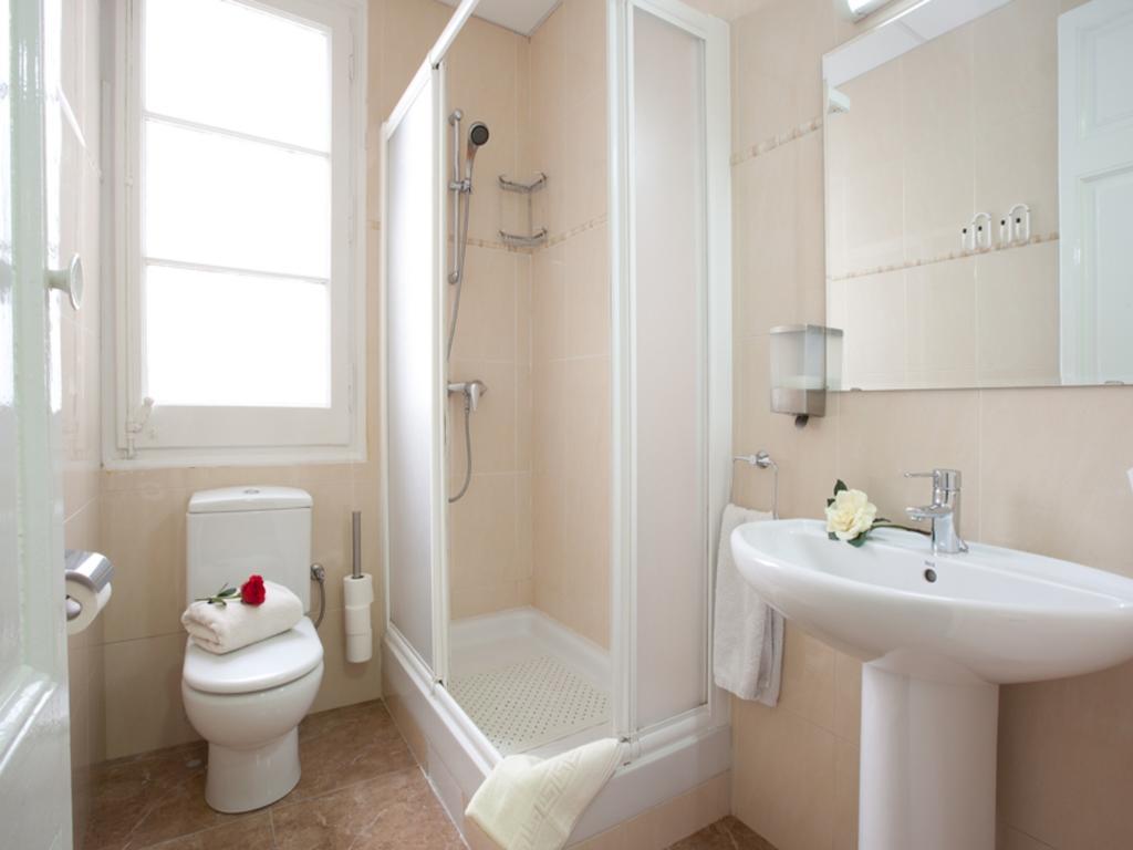 Standard Single Room with Shared Bathroom,1028315050:JPEG