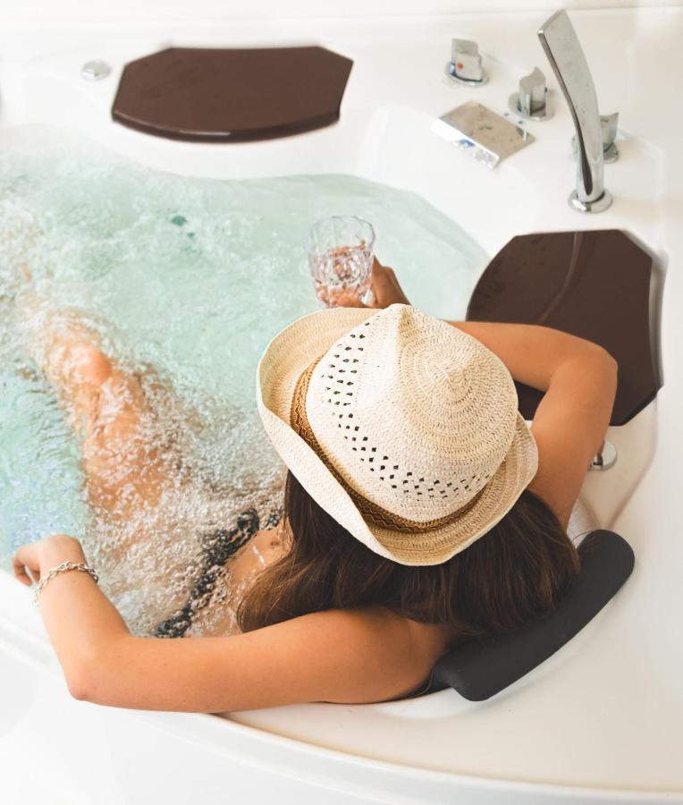 Zimmer mit Kingsize-Bett und Whirlpool