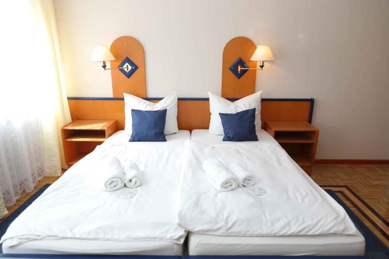 Dreibettzimmer mit Gemeinschaftsbad