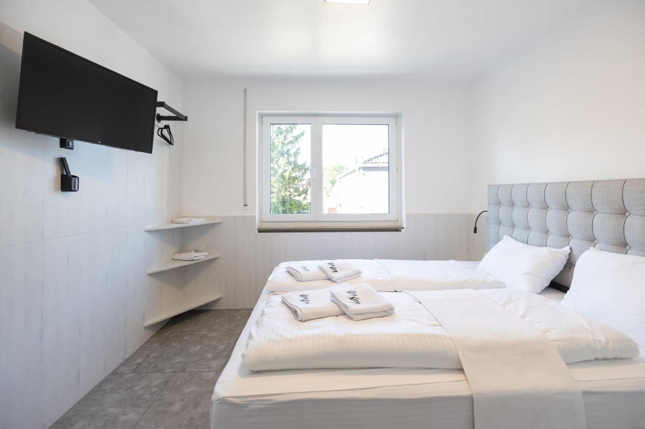 Doppel-/Zweibettzimmer mit Dusche