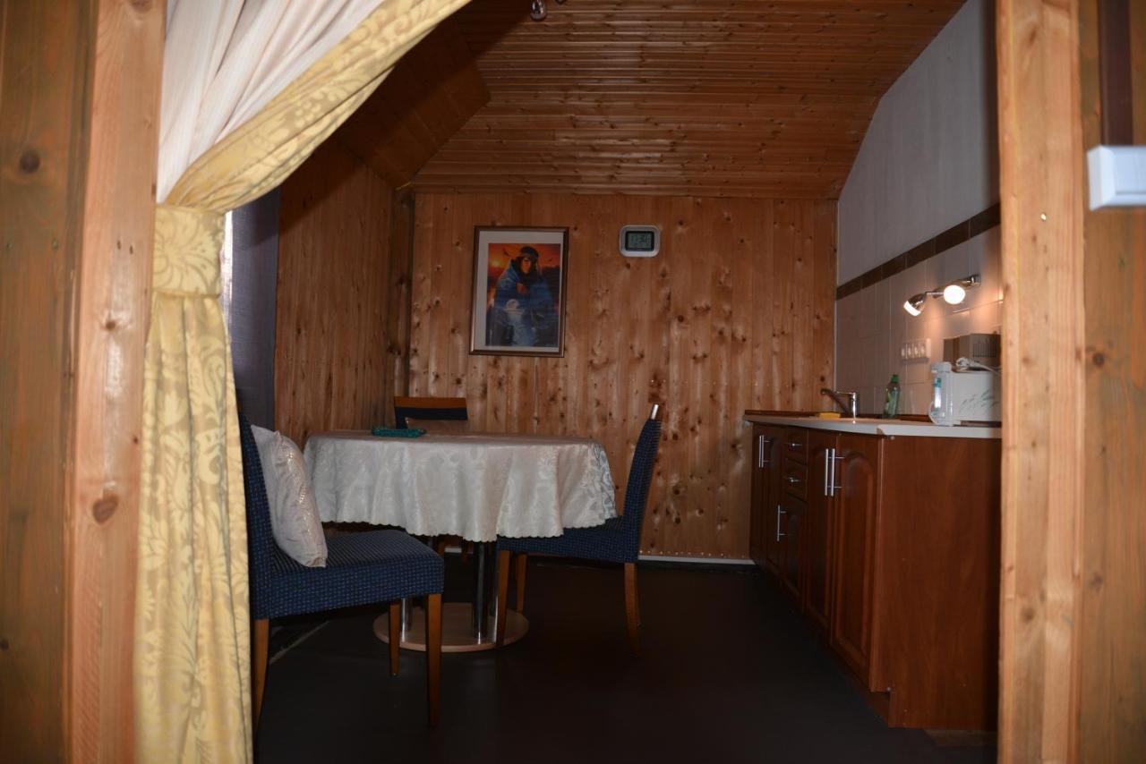Zweibettzimmer mit Gartenblick