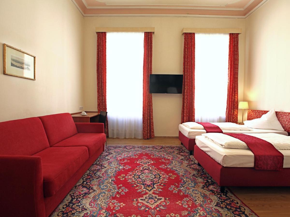Großes Doppel-/Zweibettzimmer