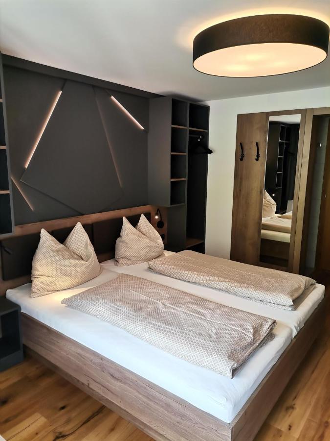 Dreibettzimmer mit Dusche
