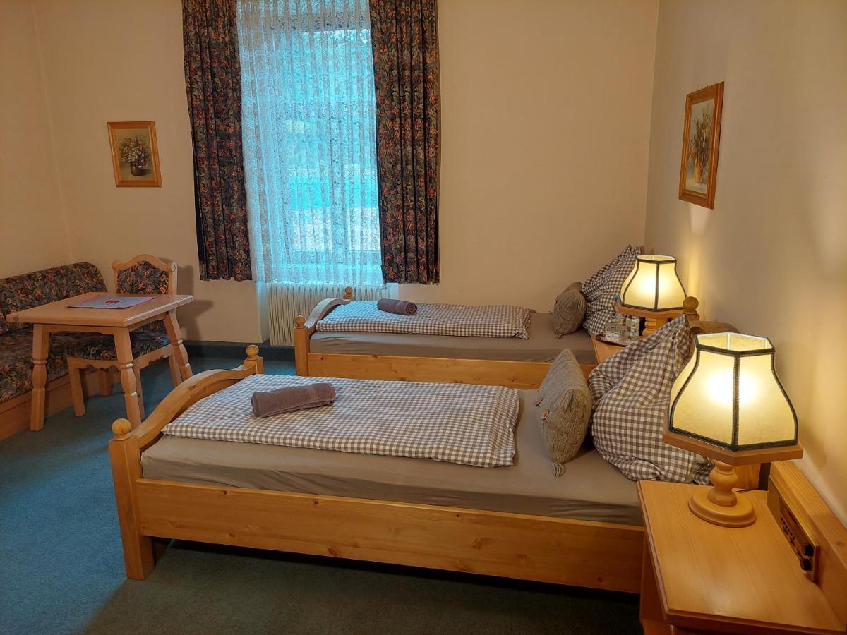 Doppel- oder Zweibettzimmer