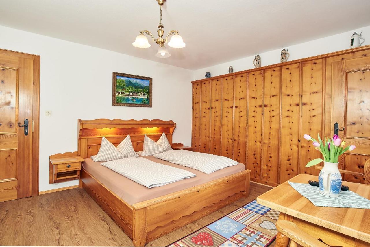 Doppel-/Zweibettzimmer mit Balkon
