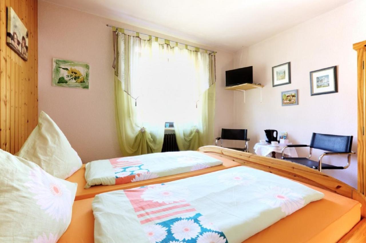 Doppelzimmer mit eigenem Bad (außerhalb des Zimmers)