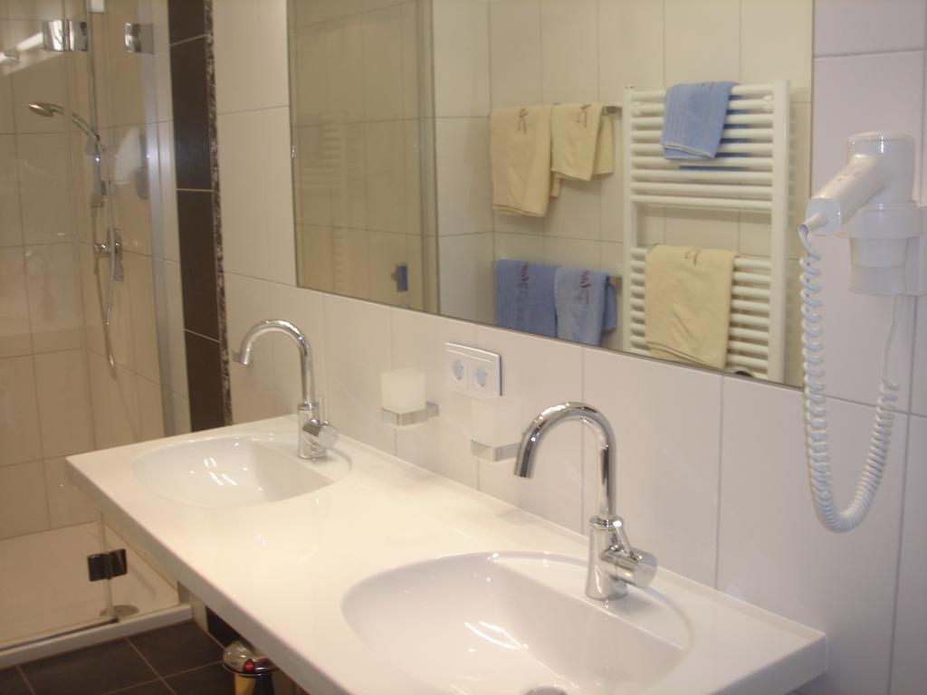 Suite,184836006:JPEG