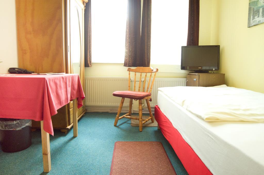 Single Room,136874433:JPEG