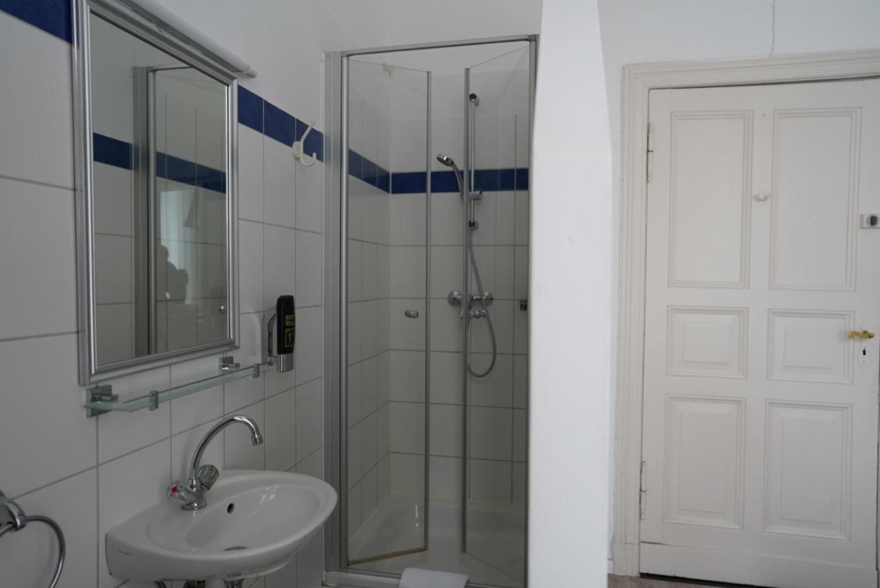 Double Room with Private Shower and Shared Toilet,1498482841:JPEG