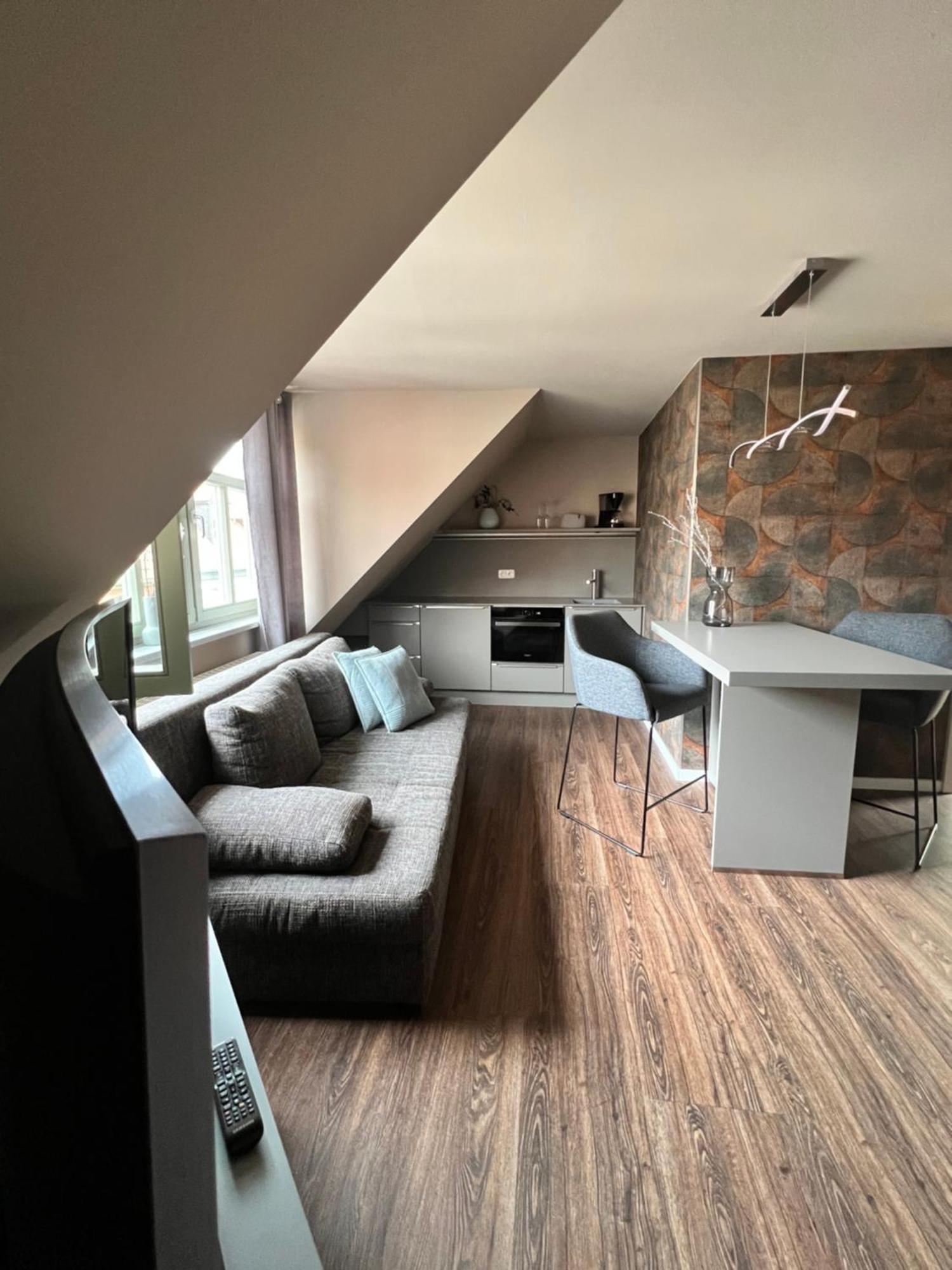 Studio,1500042676:JPEG