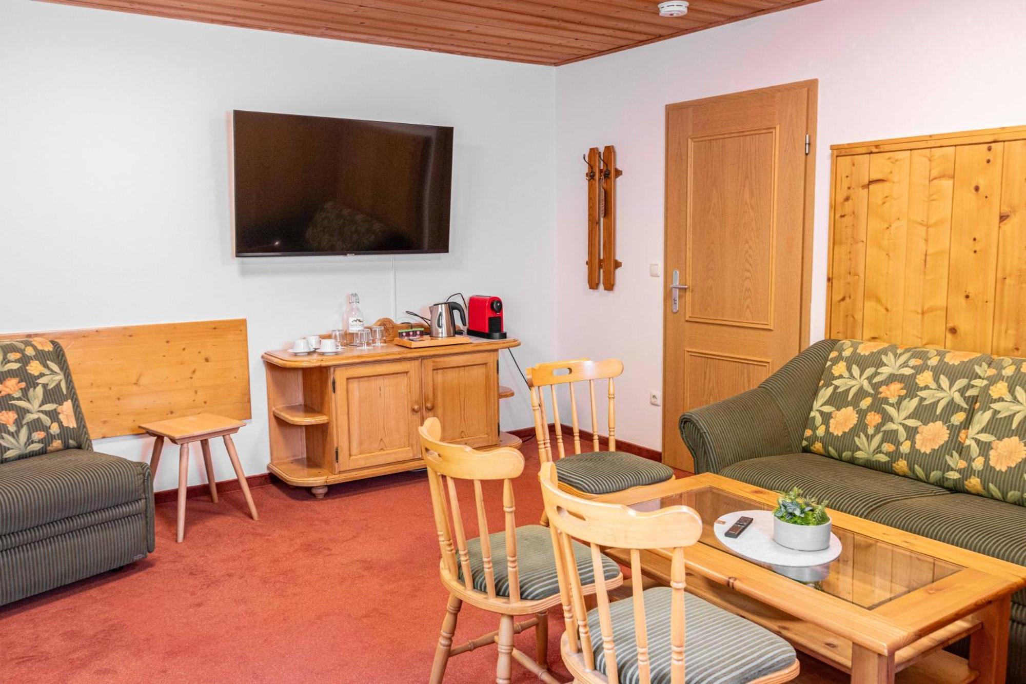 Family Room,1504666510:JPEG