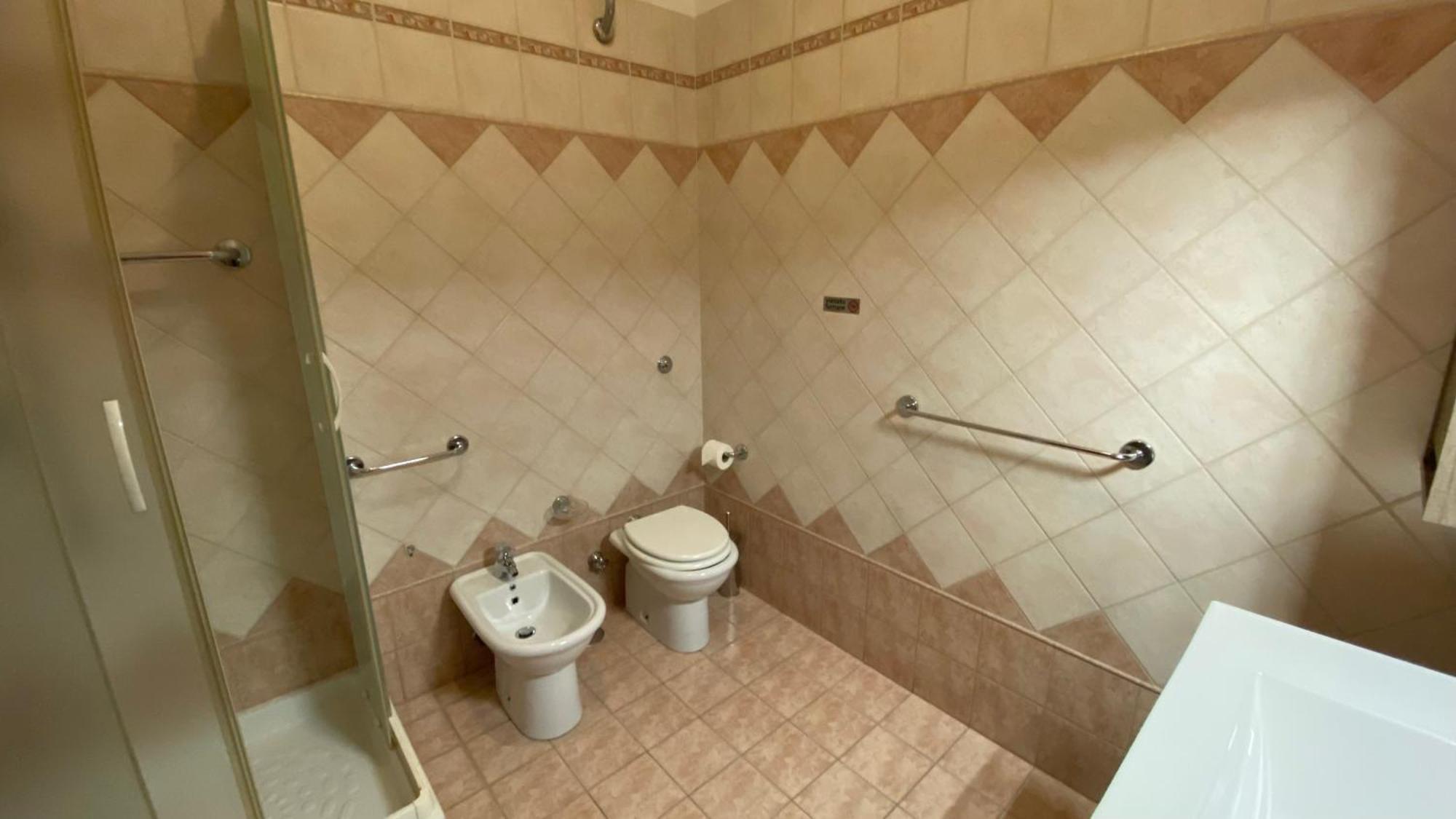 Dreibettzimmer mit eigenem externen Bad