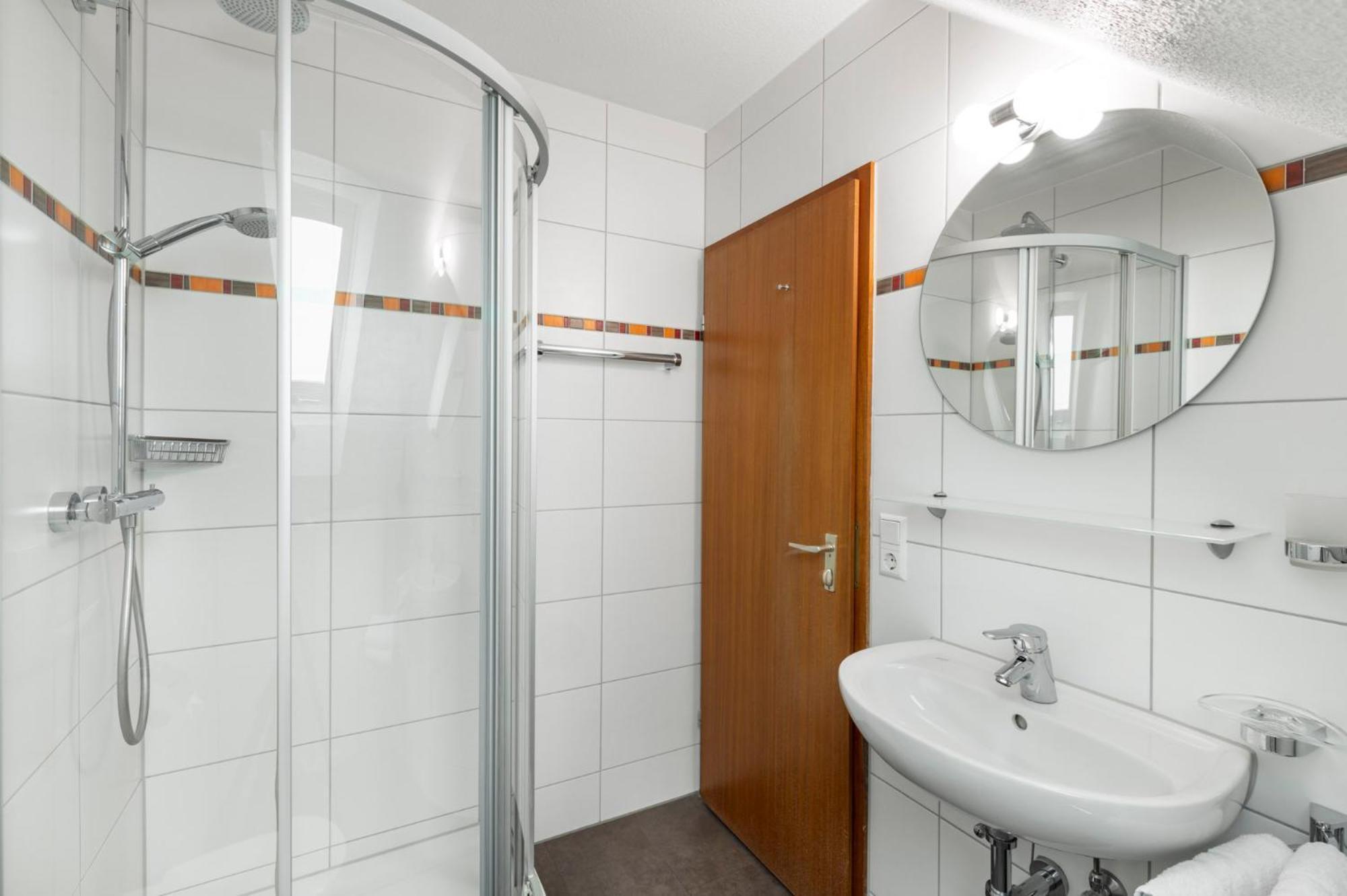 Doppelzimmer mit seitlichem Seeblick,1563423547:JPEG