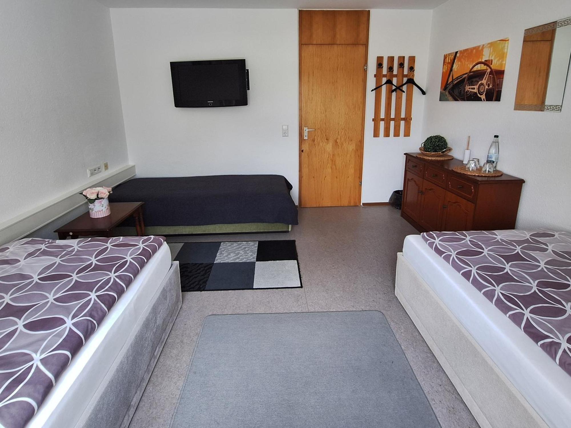 Dreibettzimmer mit Gemeinschaftsbad