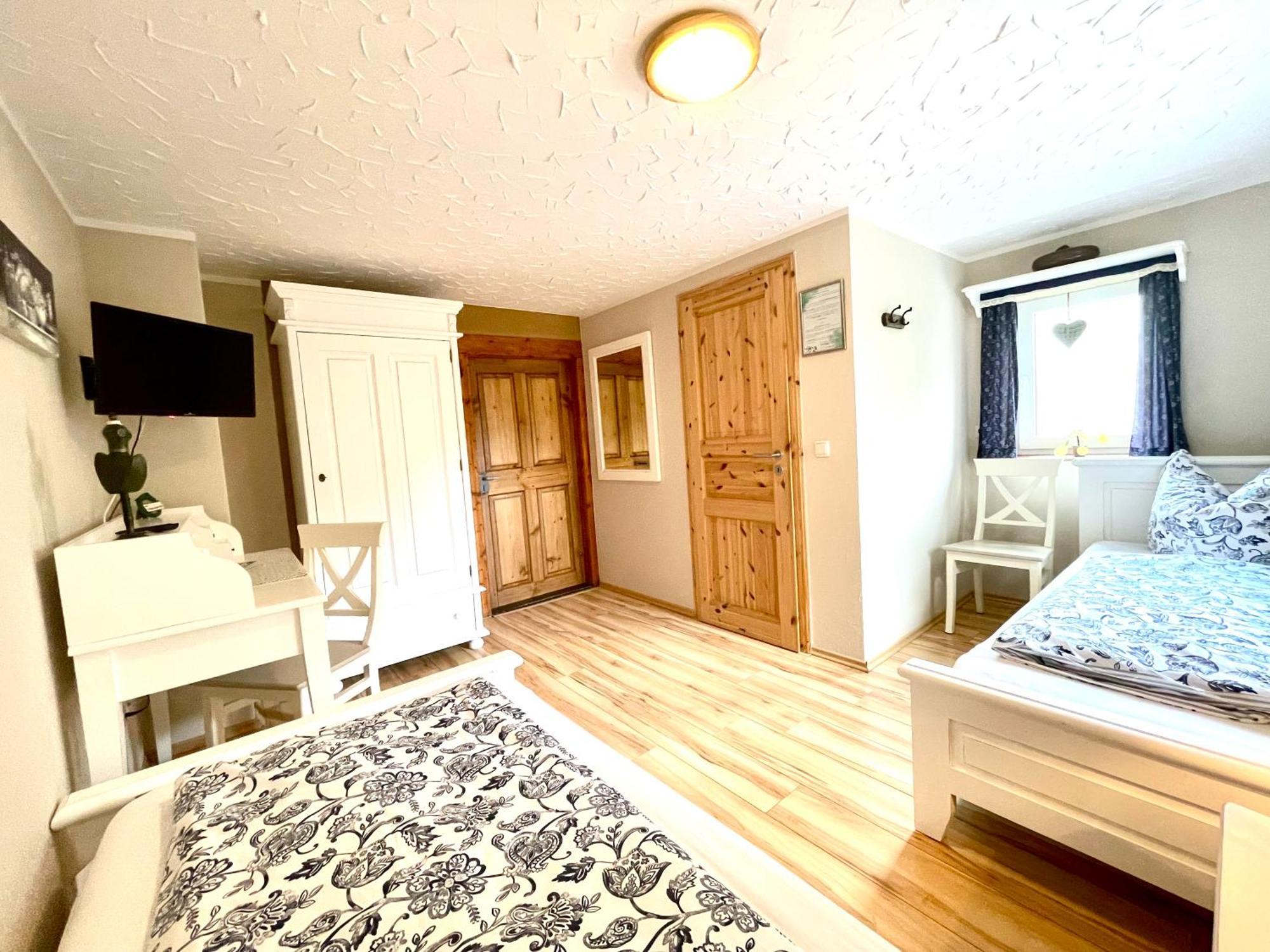 Zweibettzimmer mit eigenem Bad