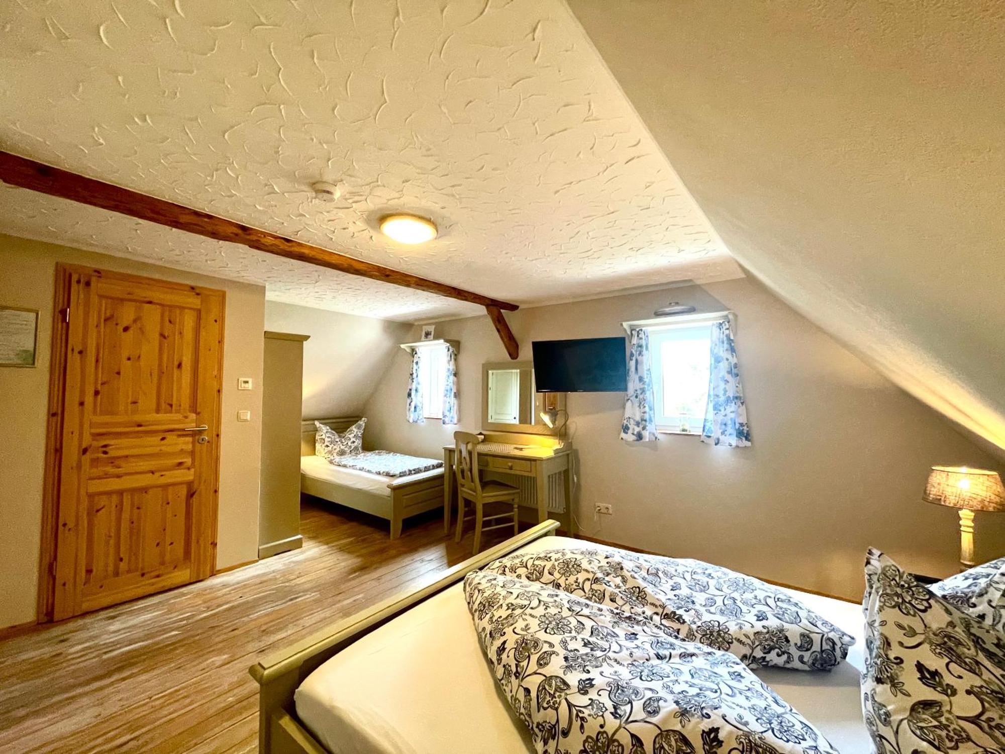 Dreibettzimmer mit eigenem Bad