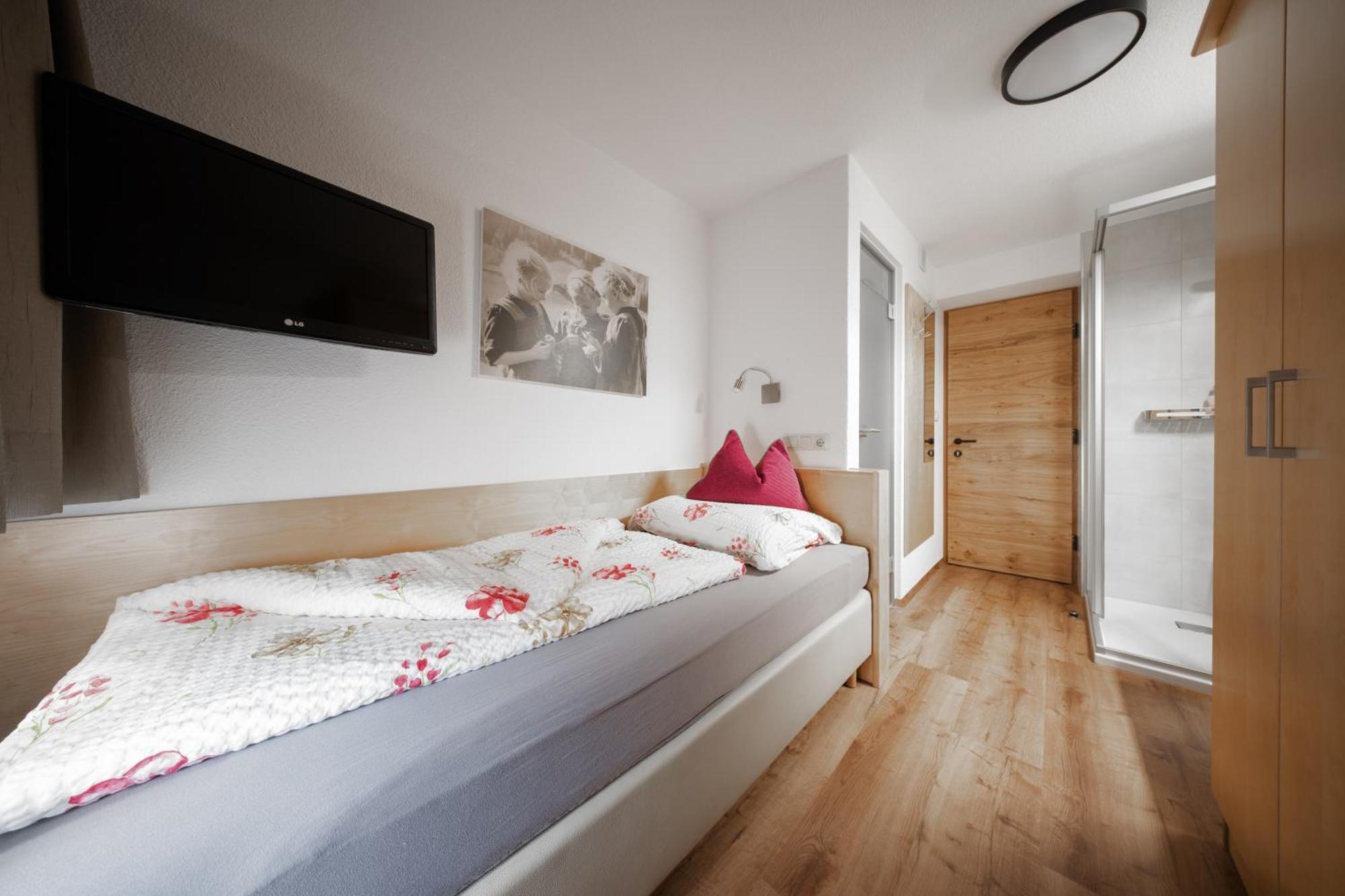 Three-Bedroom Apartment with Mountain View,1622874339:JPEG