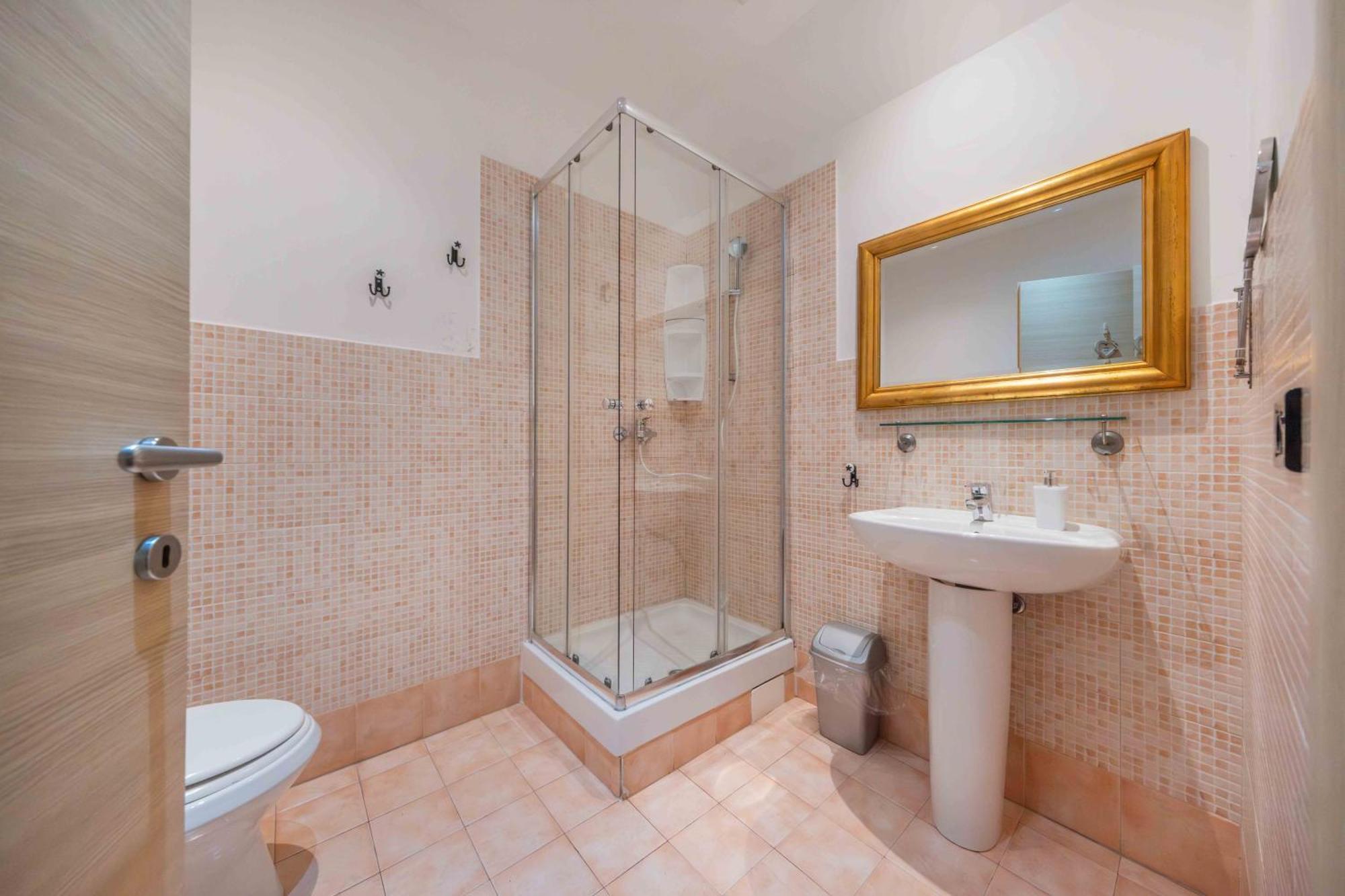 Dreibettzimmer mit eigenem externen Bad