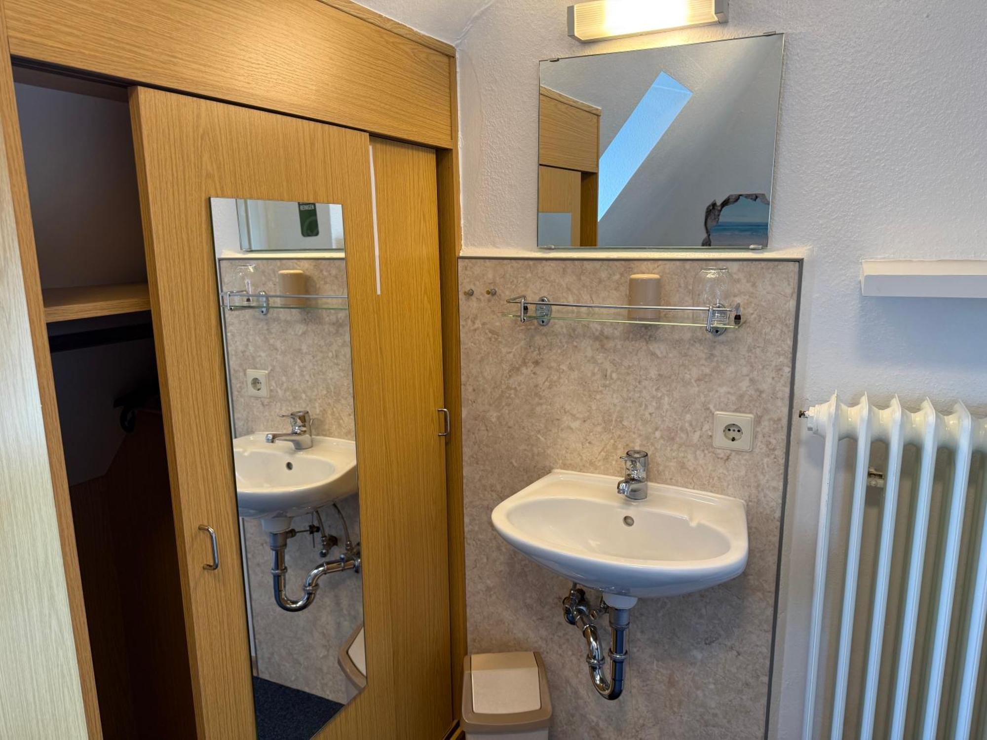 Einzelzimmer mit Gemeinschaftsdusche und -WC