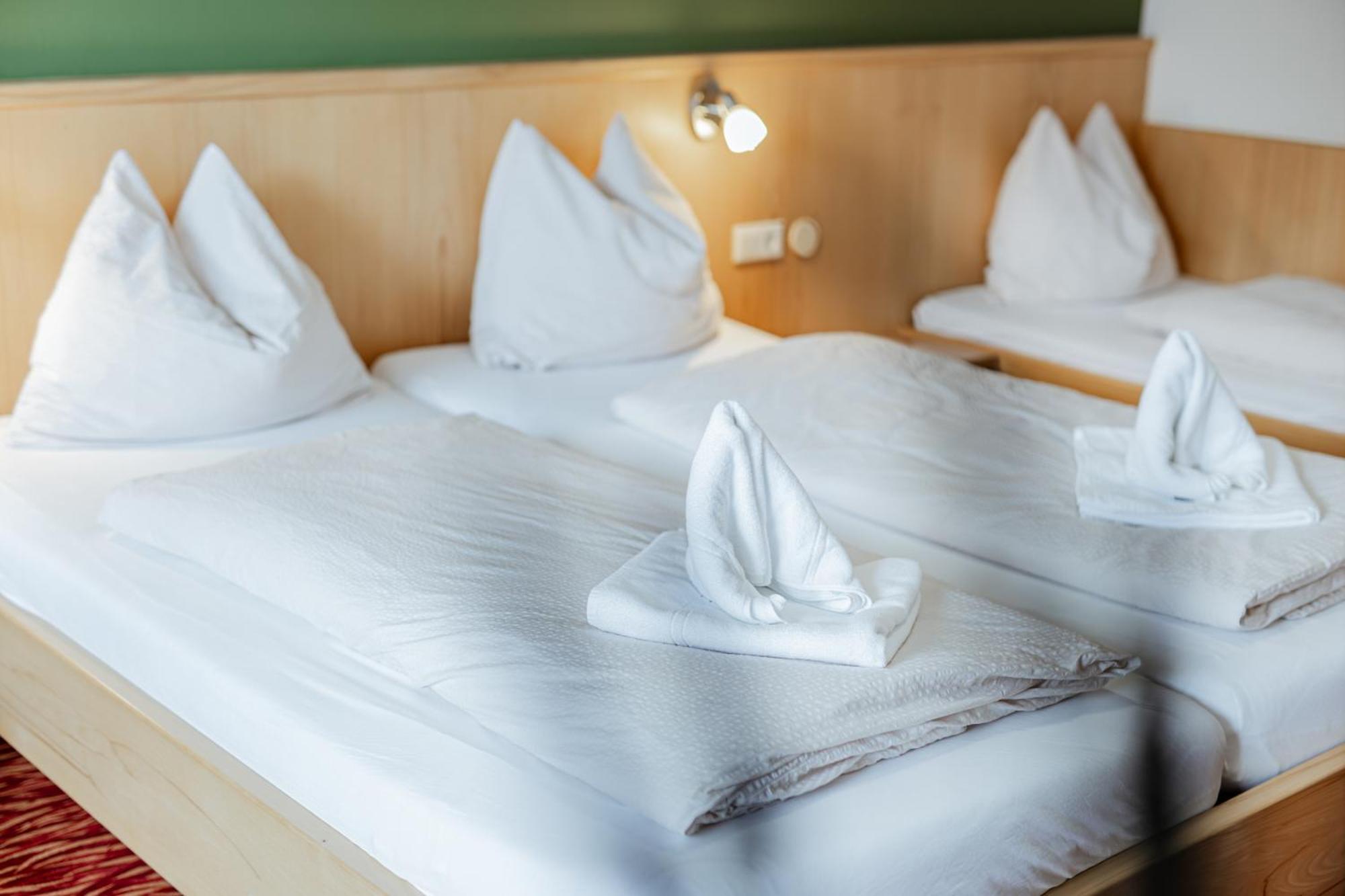 Dreibettzimmer mit Dusche