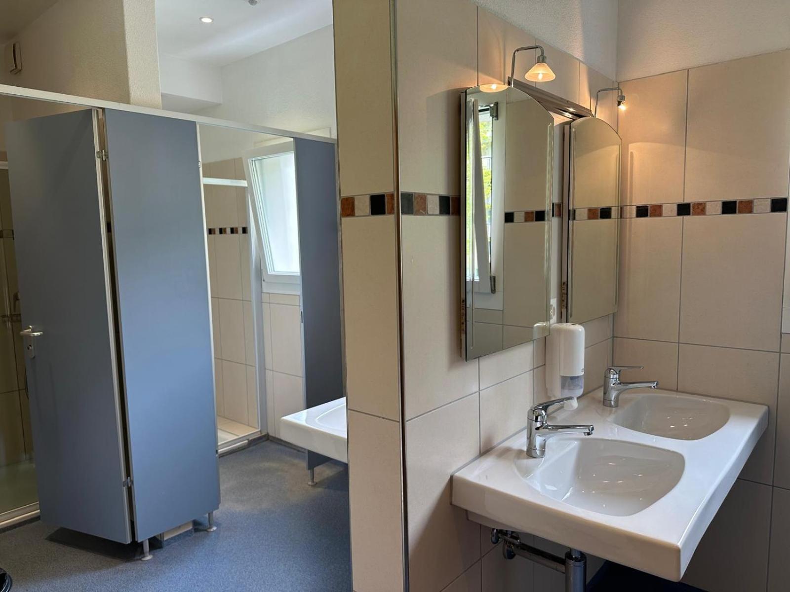 8-Bett-Zimmer mit Gemeinschaftsbad