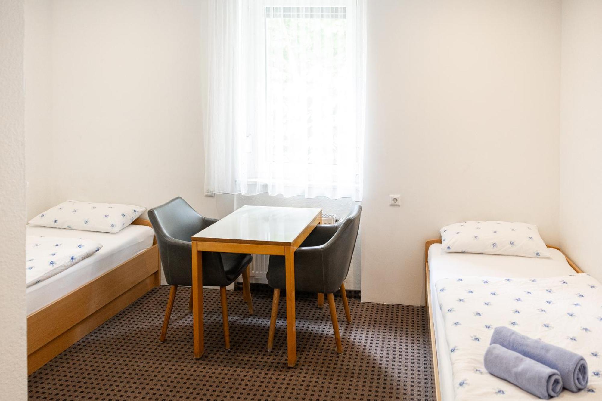Zweibettzimmer mit Bad