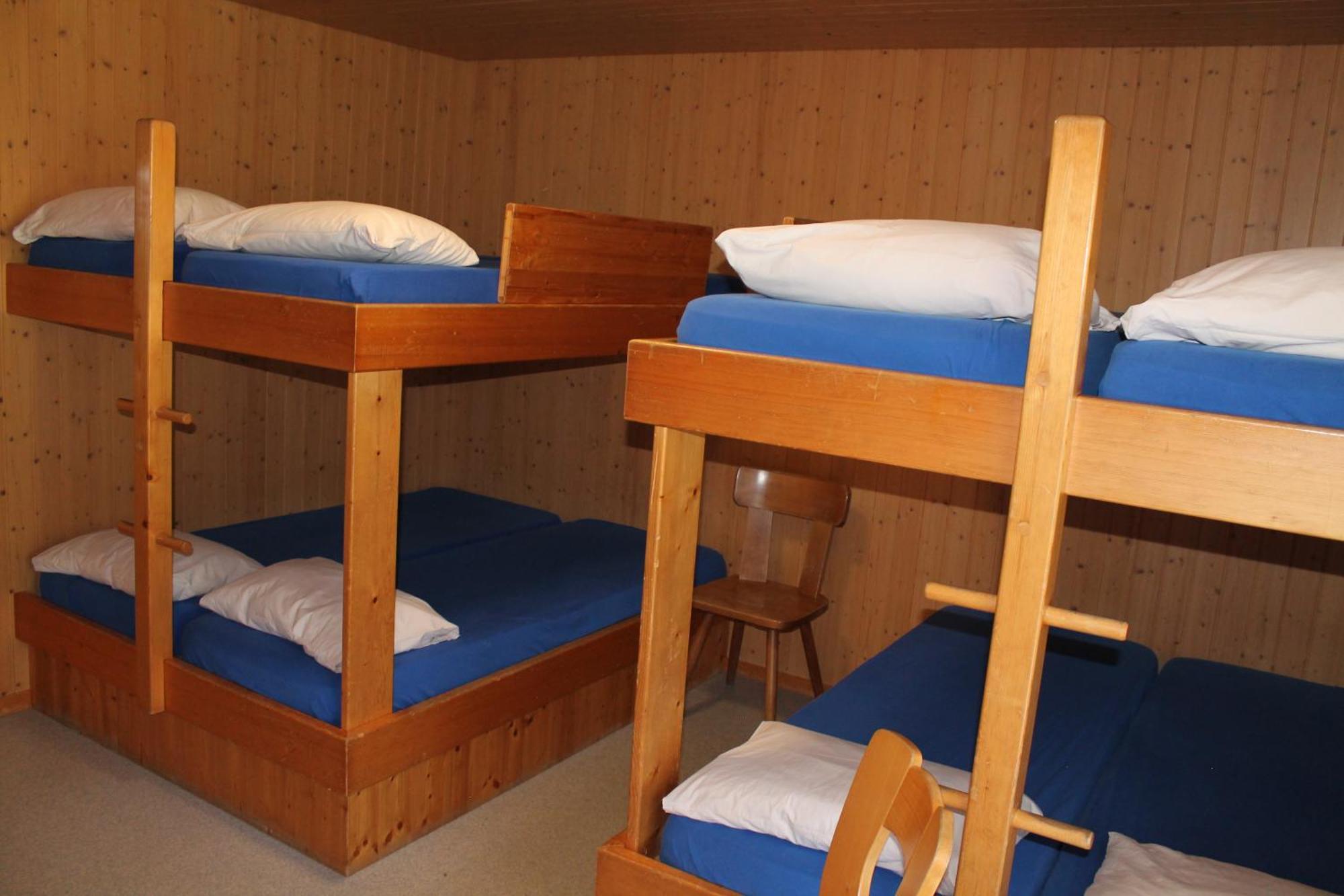 Einzelbett im Schlafsaal