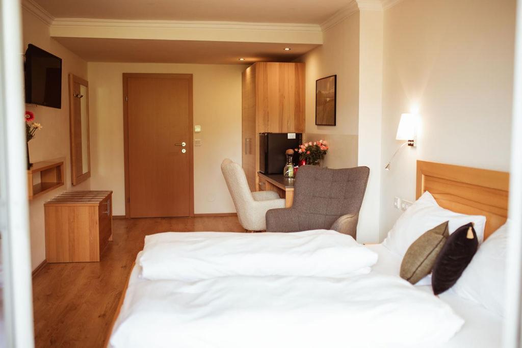 Doppelzimmer mit seitlichem Seeblick