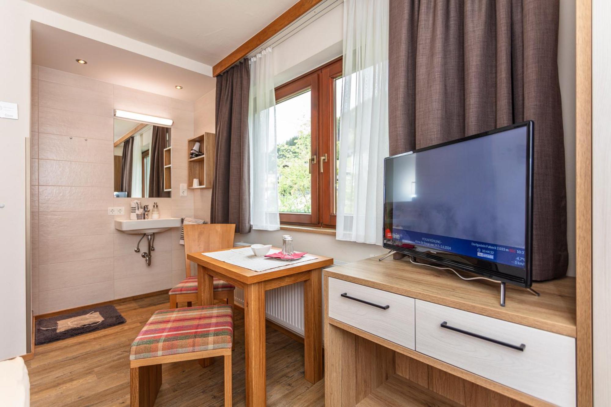 Single Room with Shared Toilet,1742760990:JPEG