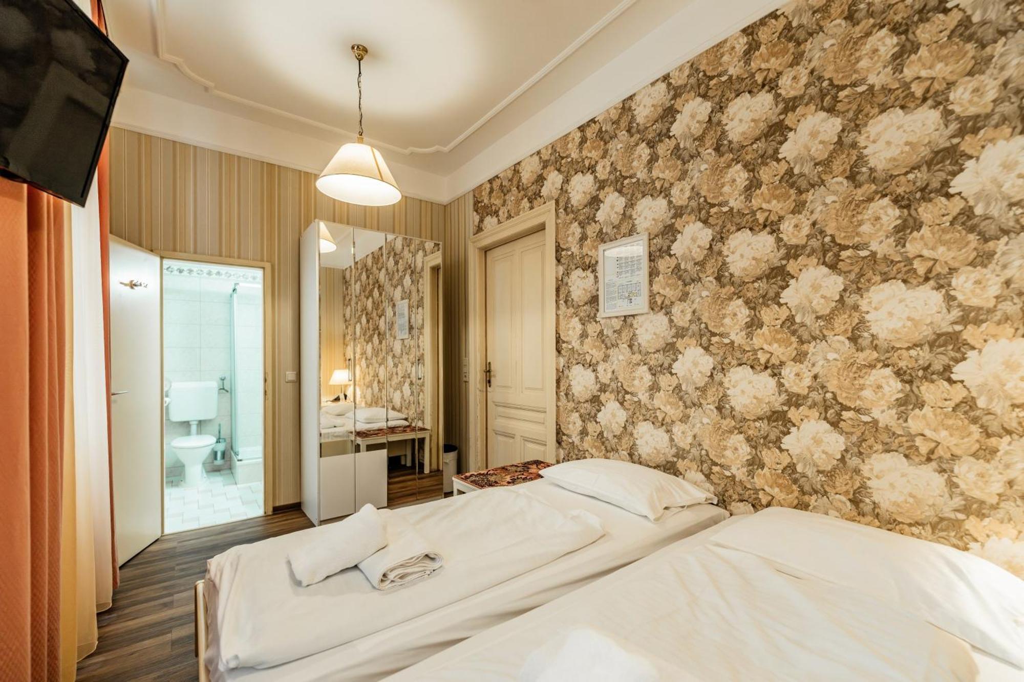 Twin Room,1756403325:JPEG