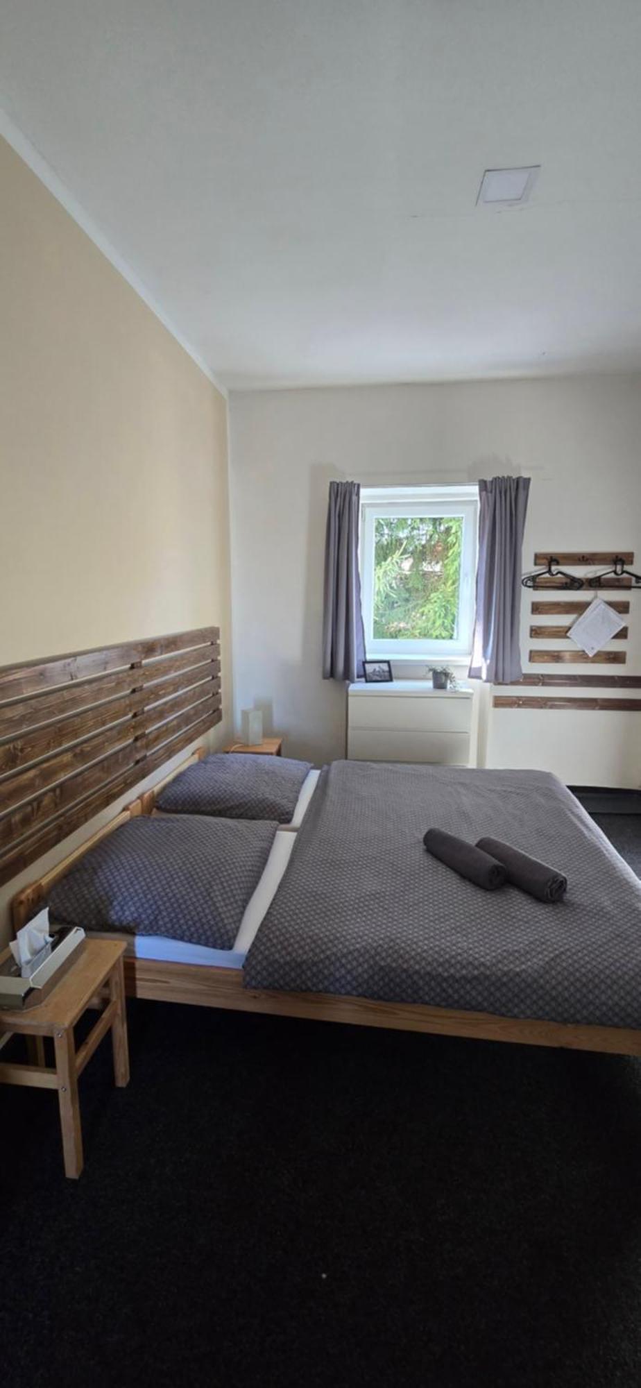 Doppel- oder Zweibettzimmer