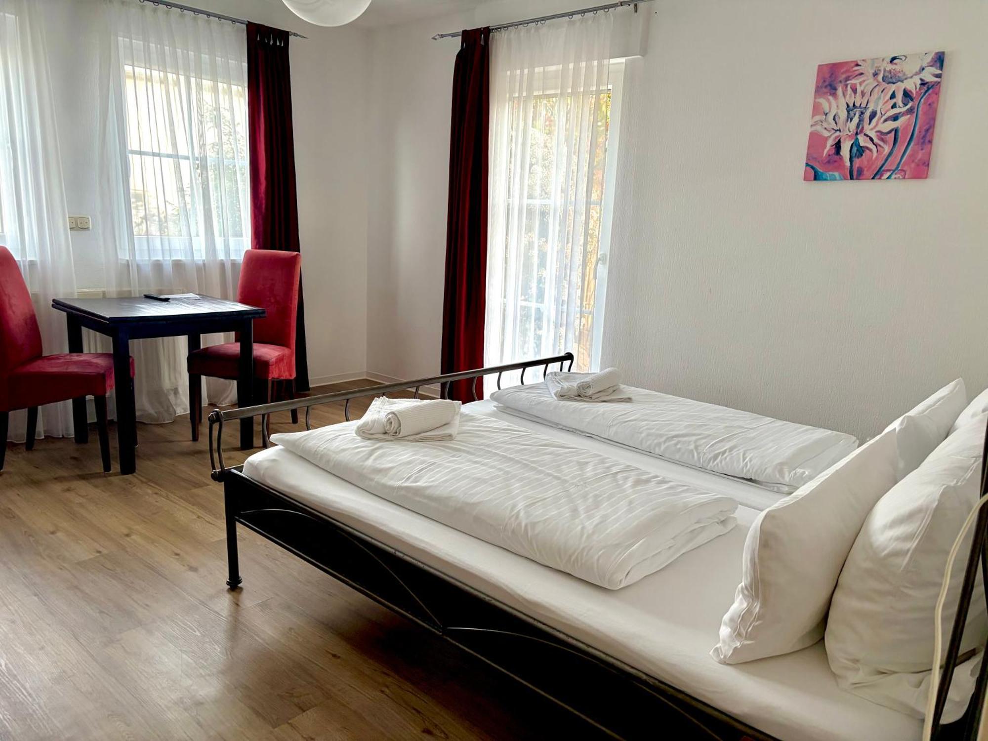 Doppelzimmer mit Badewanne und Terrasse