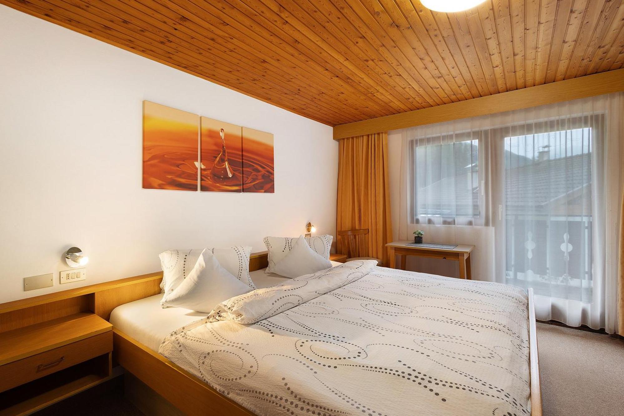 Dreibettzimmer mit Dusche