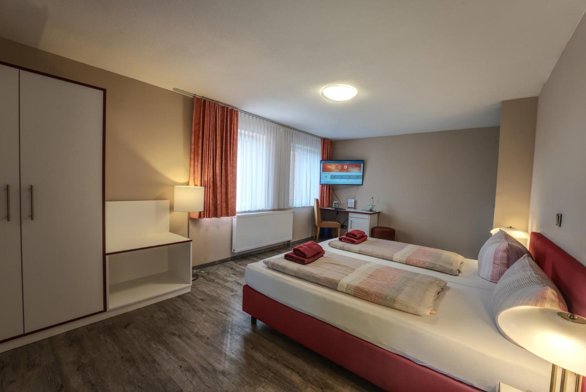 Doppelzimmer mit Balkon (2 Erwachsene + 1 Kind) - Pension
