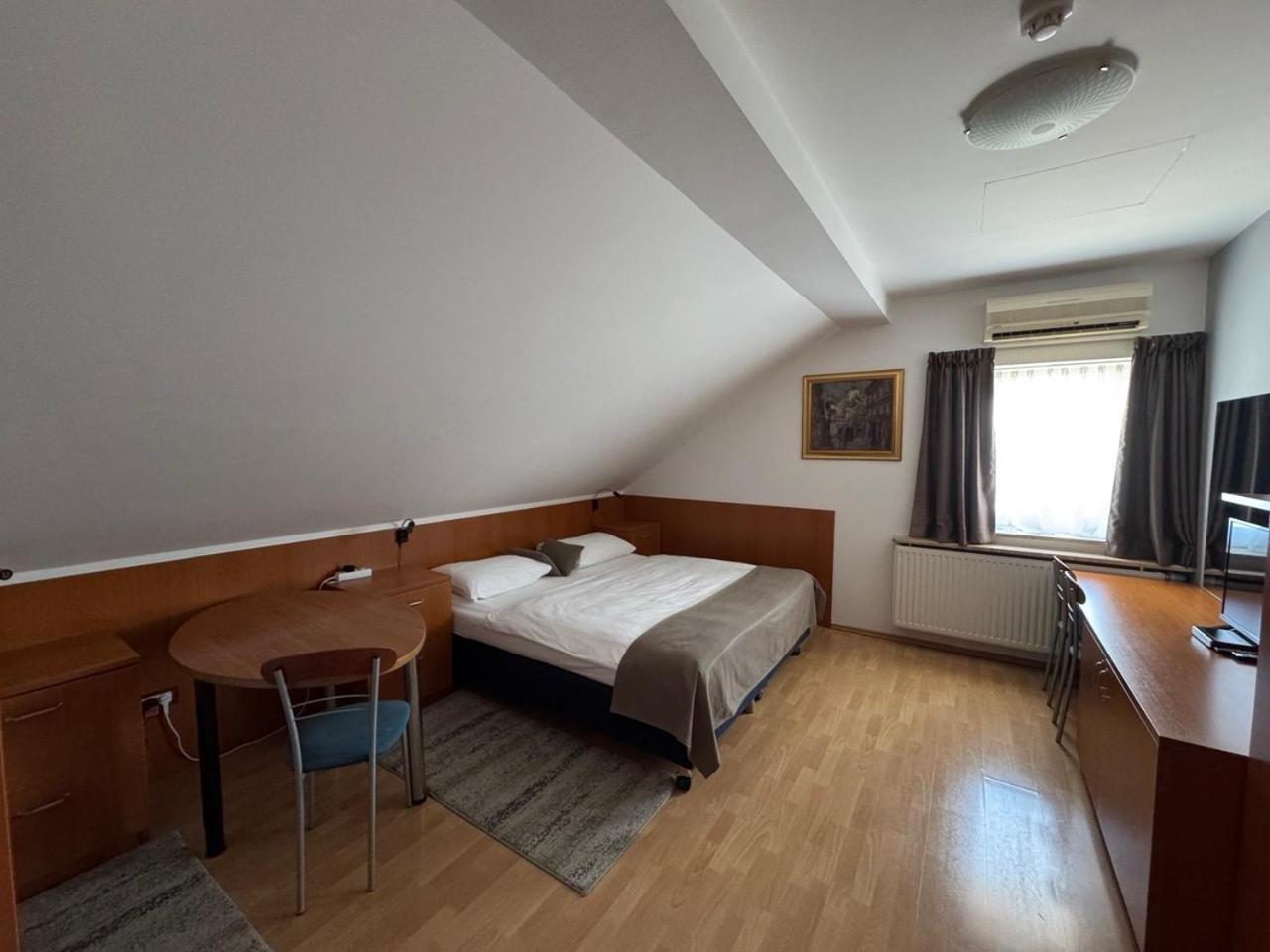 Comfort Dreibettzimmer mit Dusche