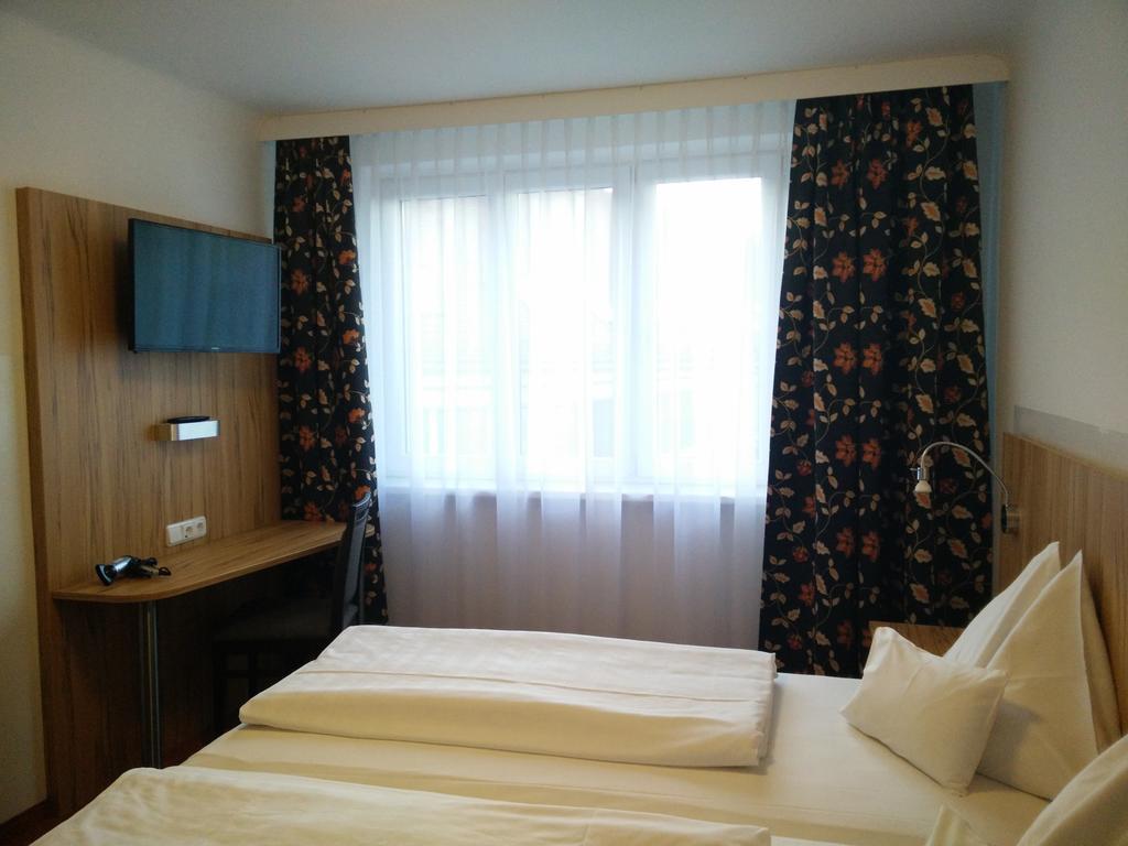 Budget Two-Bedroom Studio,1217005165:JPEG
