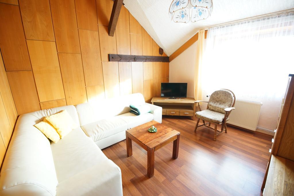 Standard Double Suite,226165904:JPEG