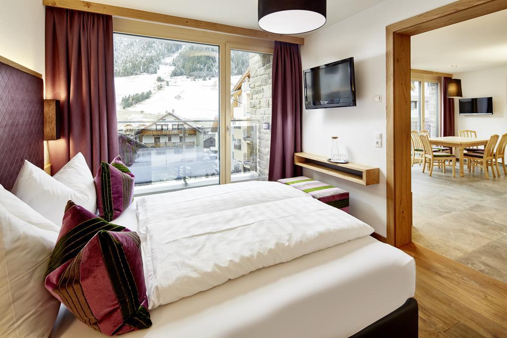 One-Bedroom Apartment with Balcony,264402321:JPEG