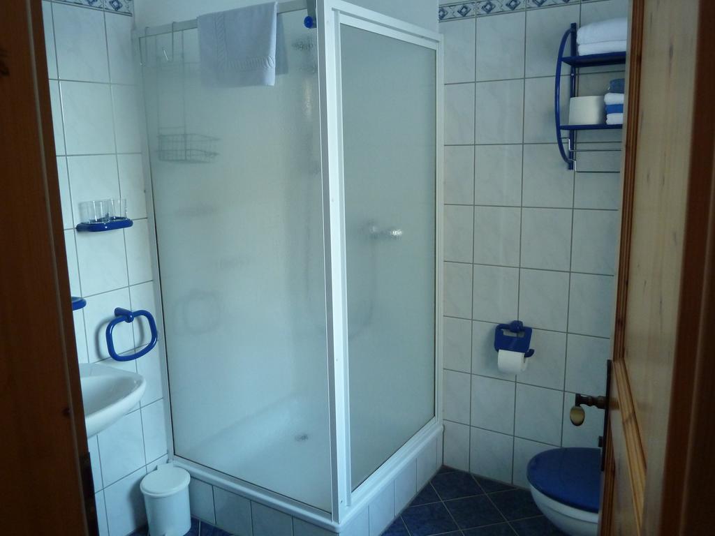 Doppel-/Zweibettzimmer mit Bad