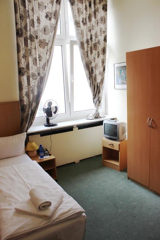 Single Room with Shared Toilet,440676996:JPEG