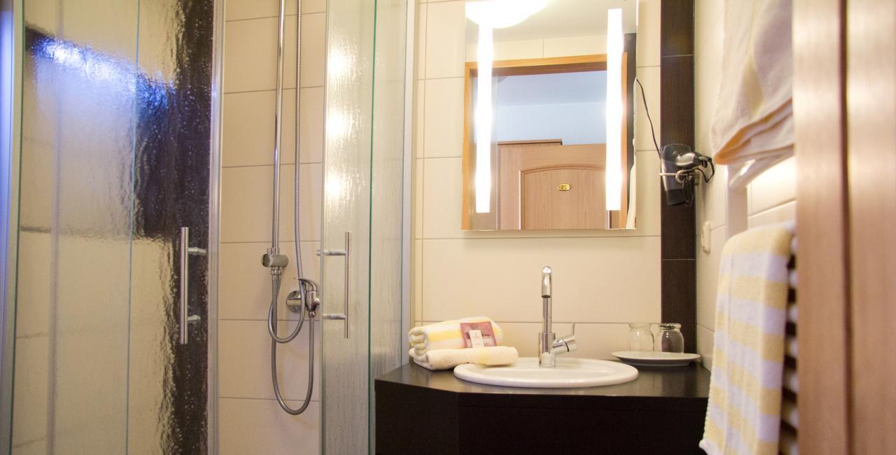 Doppel-/Zweibettzimmer mit Bad