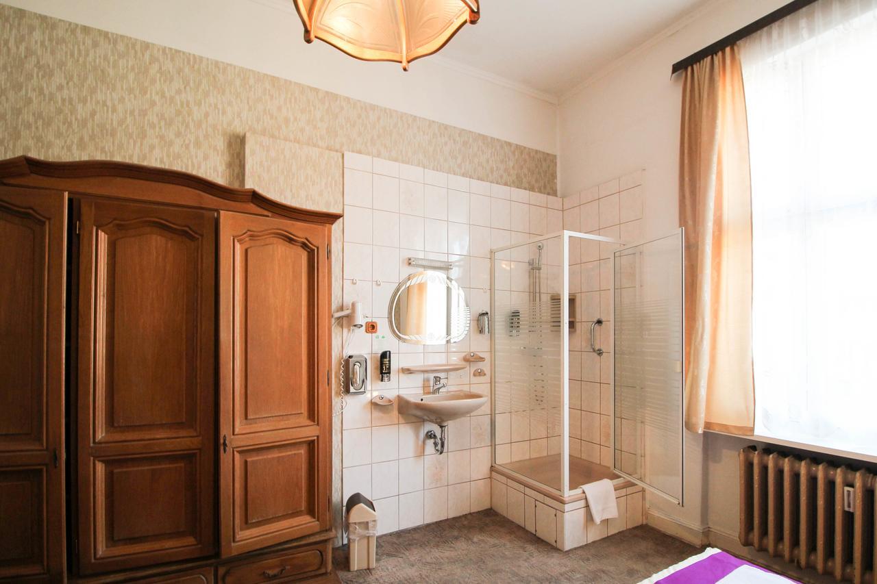 Doppelzimmer mit Gemeinschafts-WC und eigener Dusche