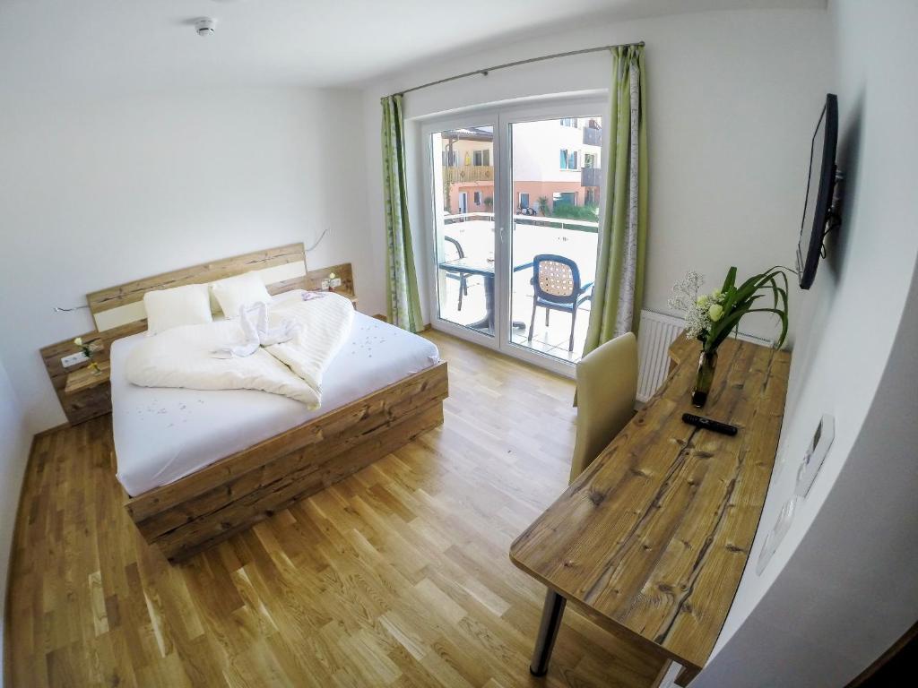 Doppelzimmer mit Balkon und Seeblick