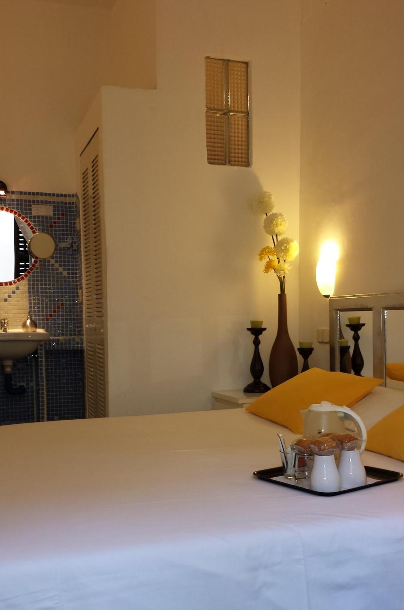 Zimmer mit Kingsize-Bett und Balkon