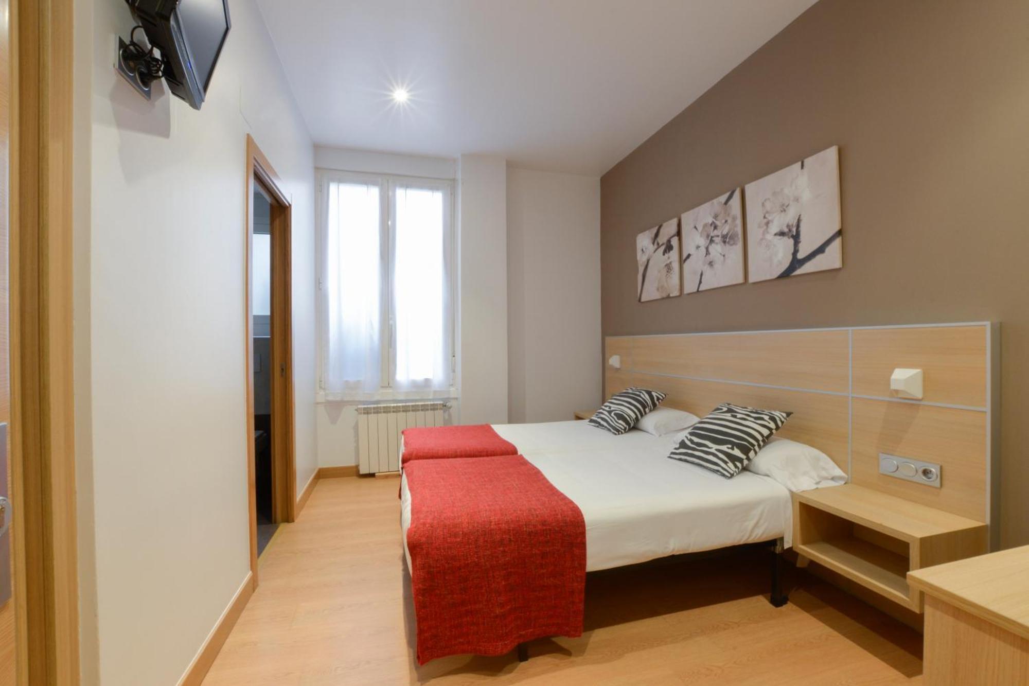 Interior Double or Twin Room,709252351:JPEG
