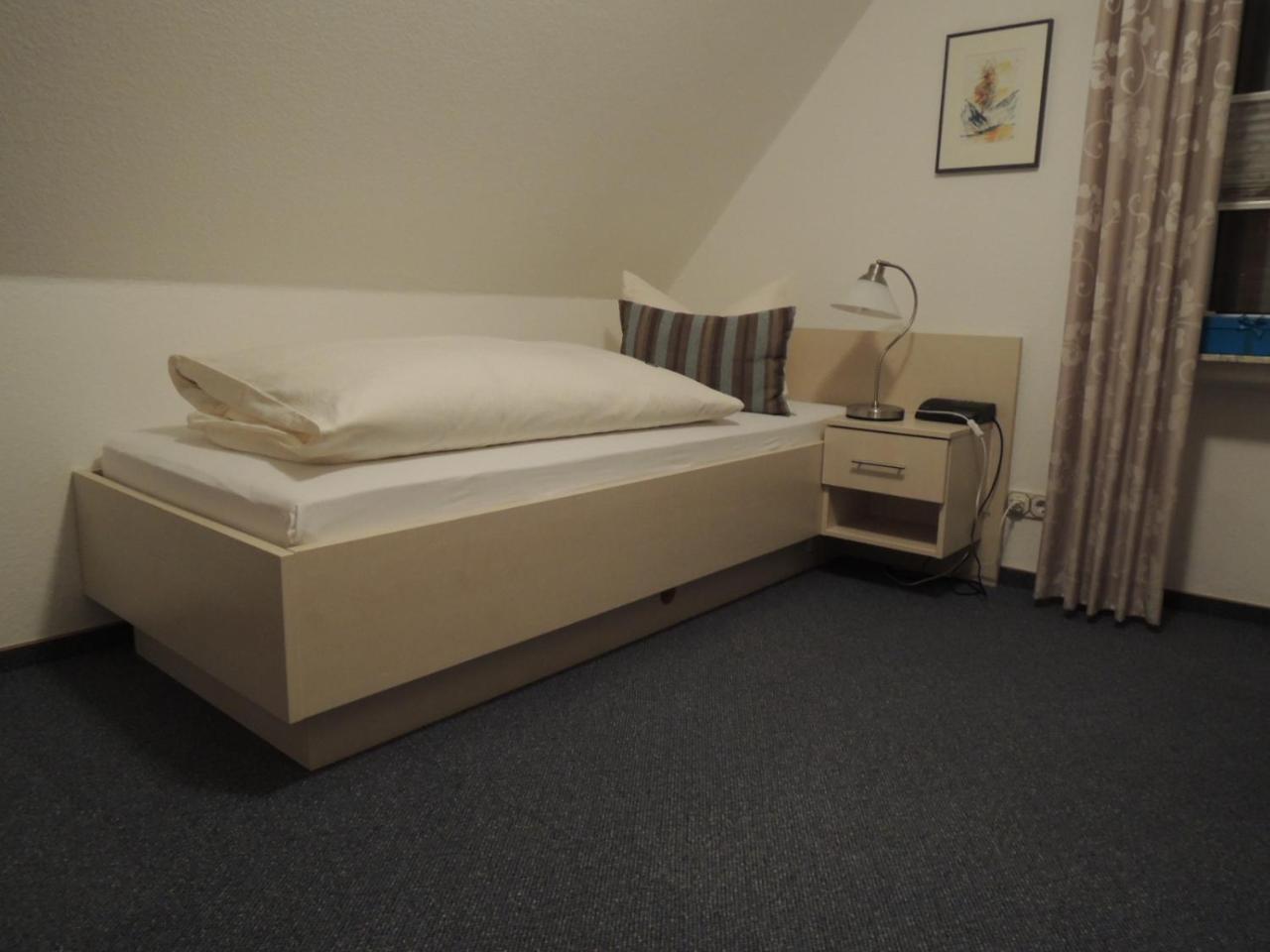 Single Room,757955962:JPEG