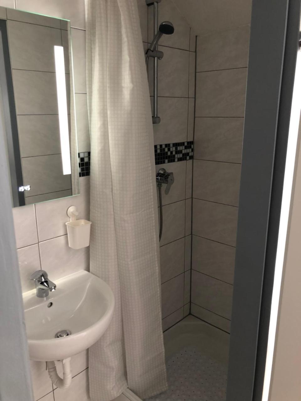 Dreibettzimmer mit Stadtblick