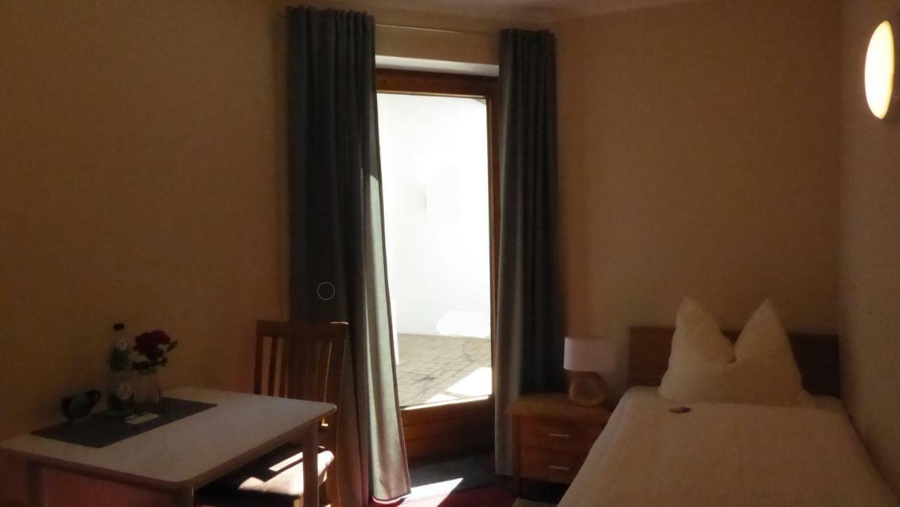 Zweibettzimmer mit Bad