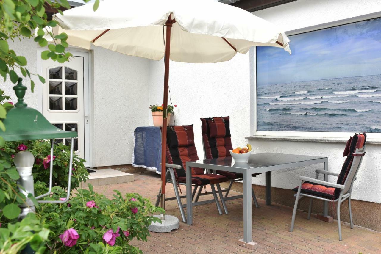 Studio mit Sofa und Terrasse