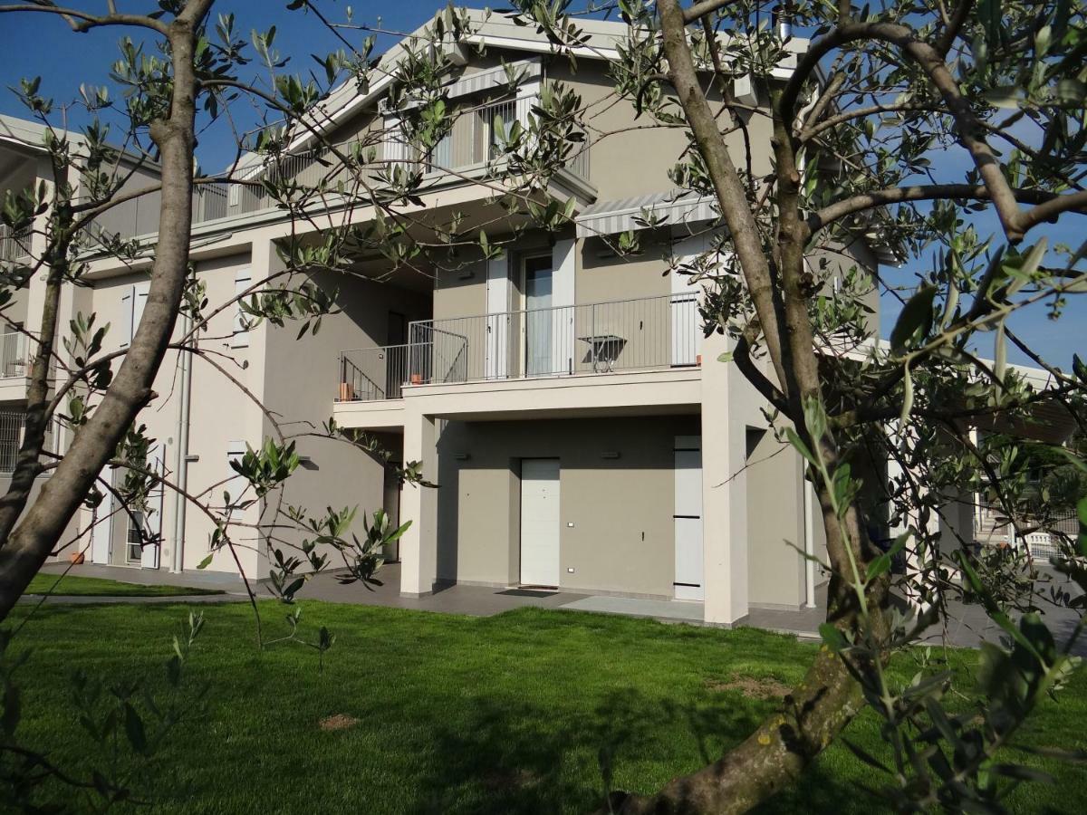 Apartment with Balcony and Lake View,869567843:JPEG